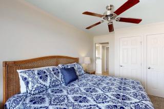 Lovely Beach Front condo with balcony shared pool & hot tub & free WiFi - 2