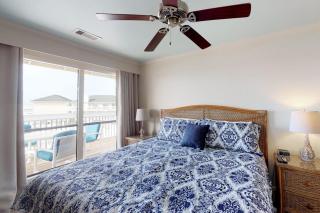 Lovely Beach Front condo with balcony shared pool & hot tub & free WiFi - 1