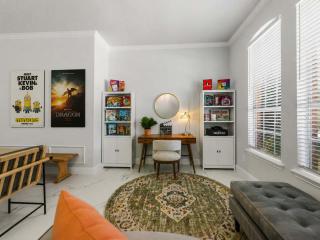 4 Themed Rooms - 11 Min to Universal Kids - 7