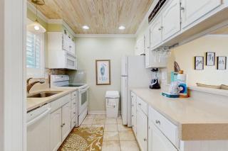 Calming condo with hot tub tennis court pool & balcony - 1