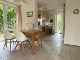 Cozy Beach House Beautiful Water View, WiFi & Parking - 0