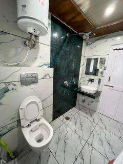 Hotel The Travica Kasol Centrally Heated & Air Cooled Near Volvo Bus Stand - 7
