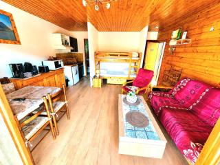 Charmant chalet - appartement avec chambre - terrasse - jardin- parking - proche toutes commodités et lac - calme - 7