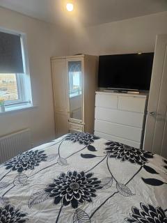 Peachy velvet room in a flat for female guest only - 3