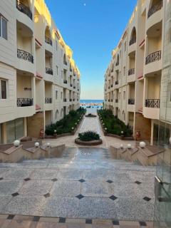Palm Beach Piazza LUXURY Apartment-Private Beach Access - 4