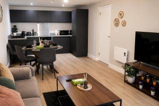 Comfy Spacious 2 BDR Apt in Centre with Allocated Parking Bay - 6