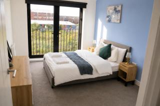 Comfy Spacious 2 BDR Apt in Centre with Allocated Parking Bay - 2