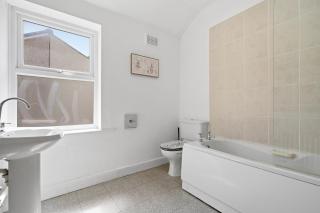 Beautiful 2 Bed House with Parking in Birmingham - 3