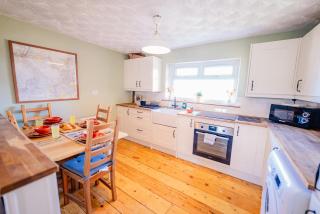 Stylish Cottage with Hot Tub & Countryside Views - 4