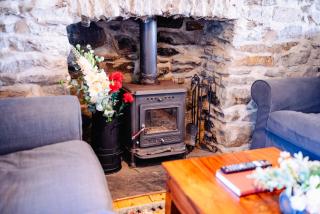 Stylish Cottage with Hot Tub & Countryside Views - 6