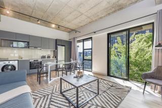 The Lineal 013 - Stylish 1BR in Sandton Central Pool, WiFi - 2