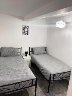 Cozy Two Bedroom Flat 1 Minute from Forest Hill Train Station - 9