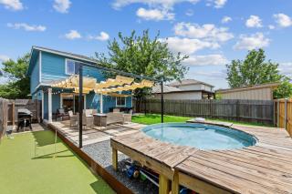 Cowboy Pool Fire Pit & Putt Putt Near DT For 10 - 9