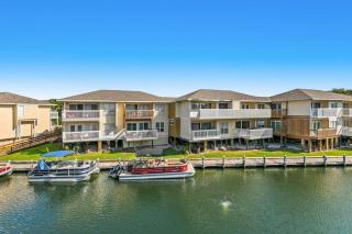 Central condo with five Pools three hot tubs beach access & free golf access - 0