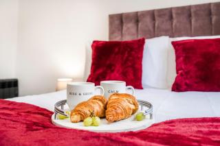 Sleeps 5 Entire House Near City Centre Free Parking Fast Wi-Fi & Private Garden - 3