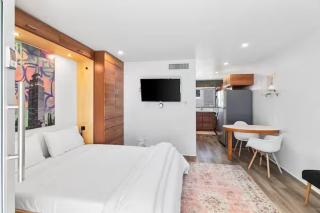 Central DTPH Studio Retreat with Pool - 0