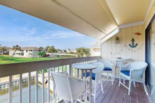 Waterfront condo in private beach resort best free amenities in Destin - 9