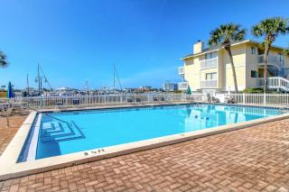 Waterfront condo in private beach resort best free amenities in Destin - 8