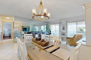 Waterfront condo in private beach resort best free amenities in Destin - 5