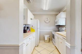 Waterfront condo in private beach resort best free amenities in Destin - 4