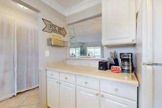 Waterfront condo in private beach resort best free amenities in Destin - 2