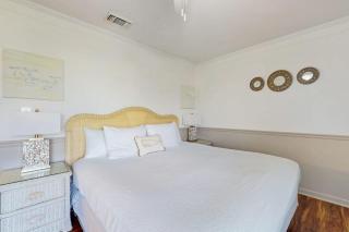 Waterfront condo in private beach resort best free amenities in Destin - 1