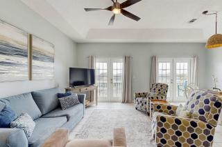 Dog-friendly condo with a pool hot tub & tennis courts - walk to the beach - 5