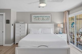 Newly Remodeled Studio with King Bed Queen Sleeper Sofa and Full Kitchen - Walk to the Beach With Beach Service Included - 6