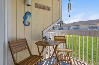 Newly Remodeled Studio with King Bed Queen Sleeper Sofa and Full Kitchen - Walk to the Beach With Beach Service Included - Destin - 9