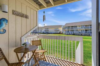Newly Remodeled Studio with King Bed Queen Sleeper Sofa and Full Kitchen - Walk to the Beach With Beach Service Included - Destin - 0