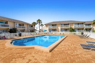 Classic Florida condo near the beach with heated pool hot tub tennis golf - 8