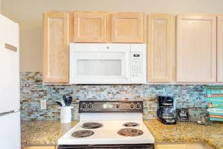 Classic Florida condo near the beach with heated pool hot tub tennis golf - 4