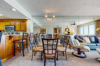 Relaxing gulf-view condo with pool fitness room & beach access - 4