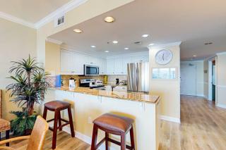 Ocean view condo with pool gym grill scenic balcony open layout W&D & AC - 1