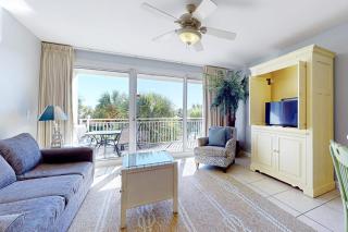 Beautiful waterfront condo w two shared pools gym & easy beach access - 0