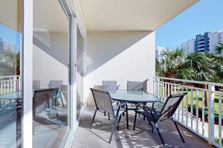 Beautiful waterfront condo w two shared pools gym & easy beach access - 6