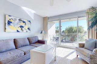 Beautiful waterfront condo w two shared pools gym & easy beach access - 4