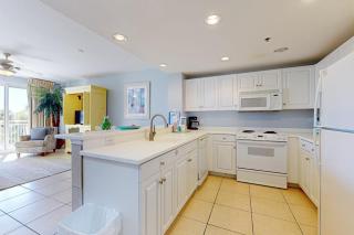 Beautiful waterfront condo w two shared pools gym & easy beach access - 1