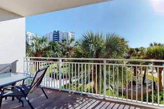Beautiful waterfront condo w two shared pools gym & easy beach access - 0