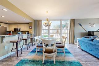 Romantic beachfront getaway with pool gym private balcony & washer & dryer - 3