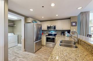 Romantic beachfront getaway with pool gym private balcony & washer & dryer - 1