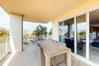 Beachy second floor condo with pool views central AC and private gas grill - 8