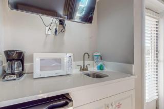 Happy beach studio w shared pool & fitness center & free WiFi near beach access - 3