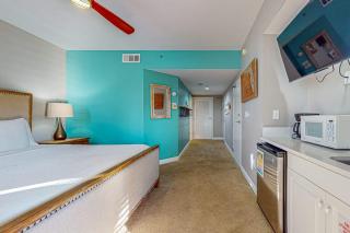 Happy beach studio w shared pool & fitness center & free WiFi near beach access - 2