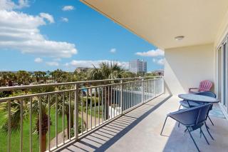 Cozy Condo Private balcony Free chairs & umbrella Near the Beach - 0