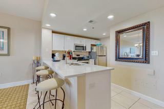 Incredible family-friendly condo w swimming pool & furnished balcony - 4