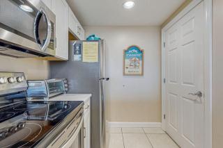 Incredible family-friendly condo w swimming pool & furnished balcony - 2
