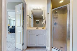 Ocean-view 5th-floor condo with heated outdoor pool gym balcony BBQ area - 1