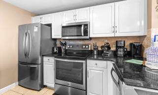 5th-floor condo with Gulf views heated pool gym BBQ area & private balcony - 1