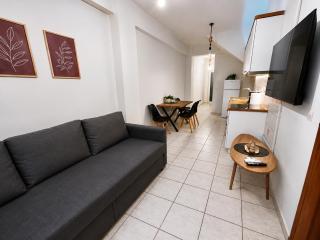 MARIE PATRASSO - Minimal apartment in the center of Patras - 1
